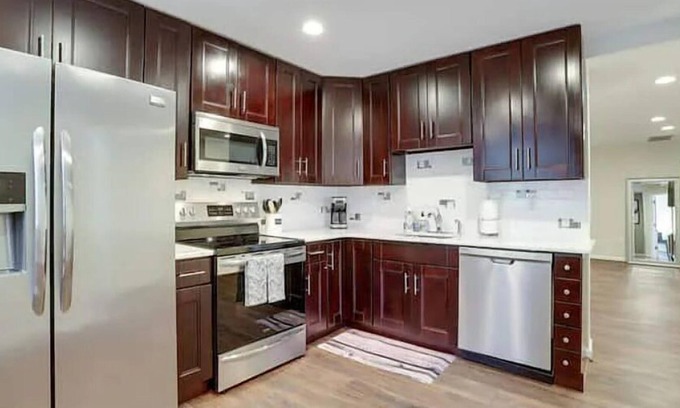 Nauck Condominio | Immaculate Condo minutes from DC