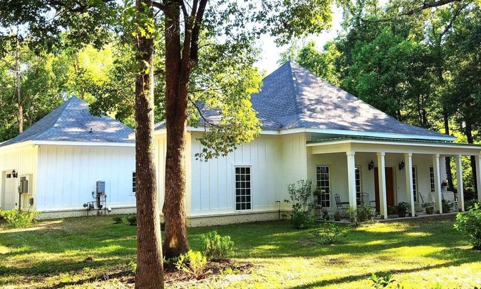 Fairhope Casa | Immaculate custom home near downtown Fairhope. 5 minutes from Mobile Bay!
