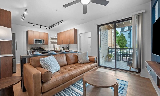 Shadyside Apartamento | Immaculate Double King Suite | 4 beds | 2 Decks