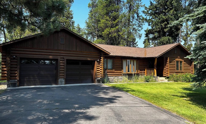 Seeley Lake Cabina | Immaculate log house with backyard view of pond, in Seeley!