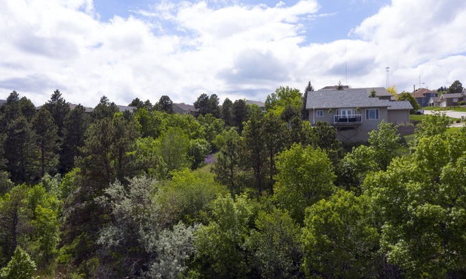 Rapid City Casa | Immaculate modern home with stunning views nestled into a beautiful valley.