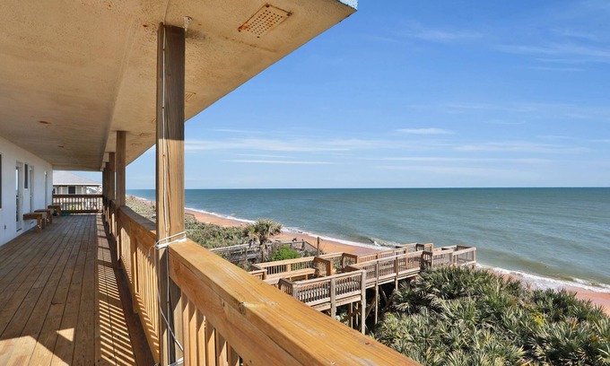 Painters Hill Casa | Immaculate, modern stay steps to beach with amazing ocean views