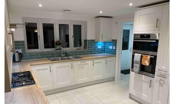 Calne Casa | Immaculate, spacious & comfortable home, dogs OK.