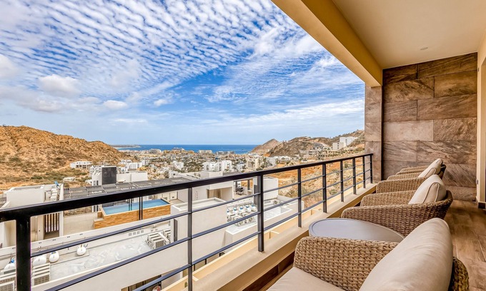 Libertad Apartamento | Immaculate stay with stunning views, balcony, plus on-site pool & gym