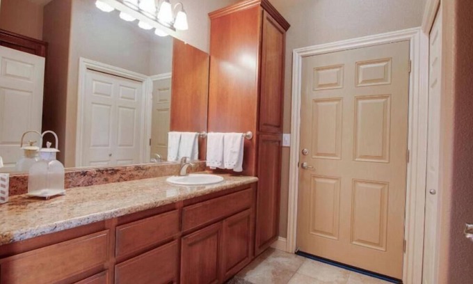 Oakdale Casa | Immaculate Unit, pool,large landscaped yard!