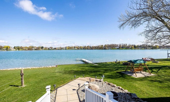 Moscow Casa | Immaculate Waterfront Cottage on Silver Lake in Irish Hills