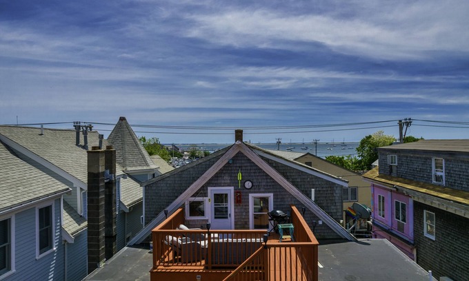 Provincetown Apartamento | Immerse yourself in Ptown's vibrant heart at the center of Commercial Street