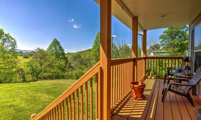 Bluff City Casa | Immerse yourself in the beautiful setting of the tranquil riverside by staying in our 3BR 2Bath home