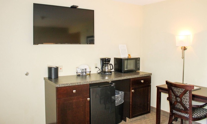 Kelleys Island Casa | Immerse yourself in the natural beauty of Kelleys Island Glacier Suite 114