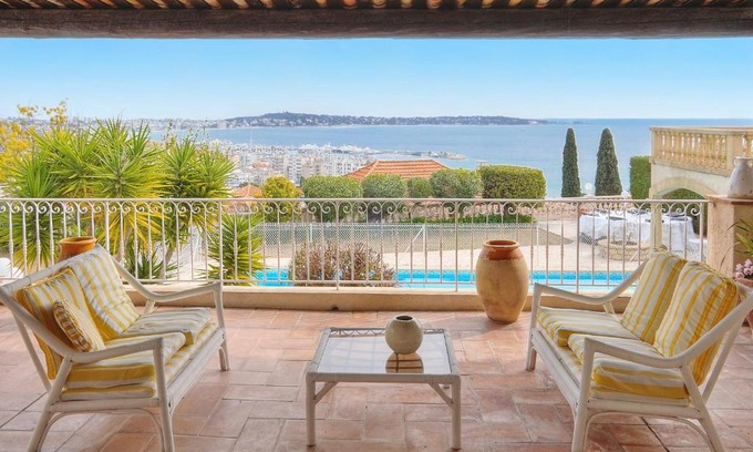 Golfe Juan Villa | IMMOGROOM- Top of villa 200m2 - Garden - Pool - Sea view - Parking - Wifi