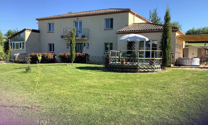 Saint-Etienne-de-Villereal Apartamento | Impeccable 1-Bed Apartment
