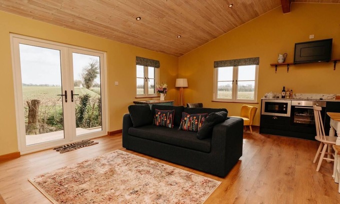 Woodbridge Cabaña | Impeccable 2-Bed Cottage near Woodbridge