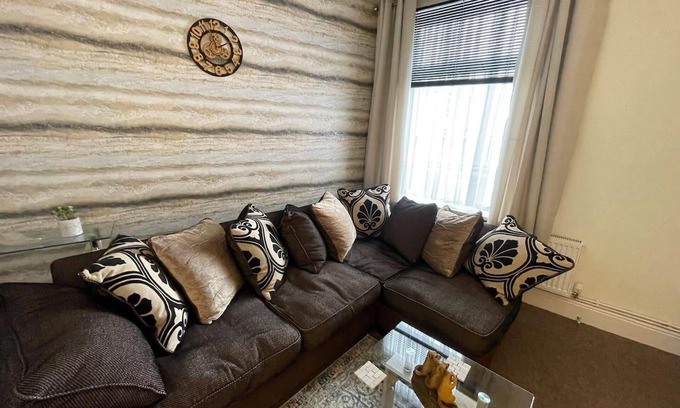 Swindon Casa | Impeccable 4-bed Home Away From Home in Swindon