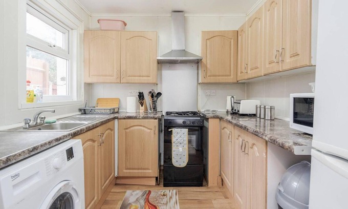 Newham Casa | Impeccable and Welcoming 3-bed House in London