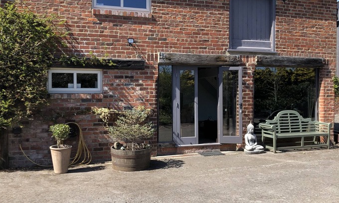 York Cabaña | Impeccable cottage suitable for 2 adults & 1 child