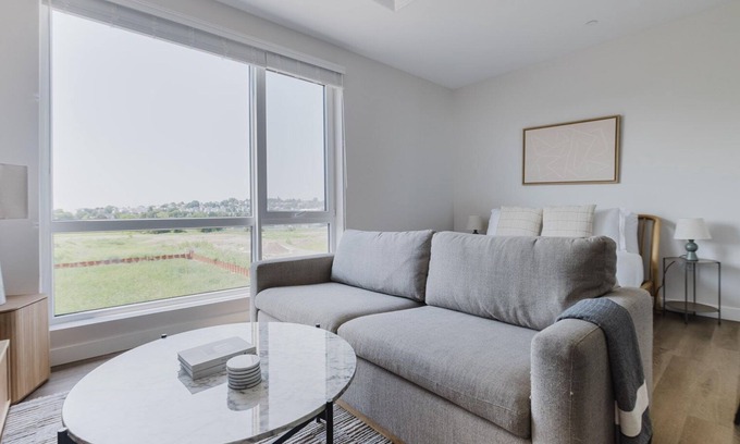 Revere Apartamento | Impeccable Revere Studio w/ Firepit, Spa, W/D, A/C & Gym, by Blueground