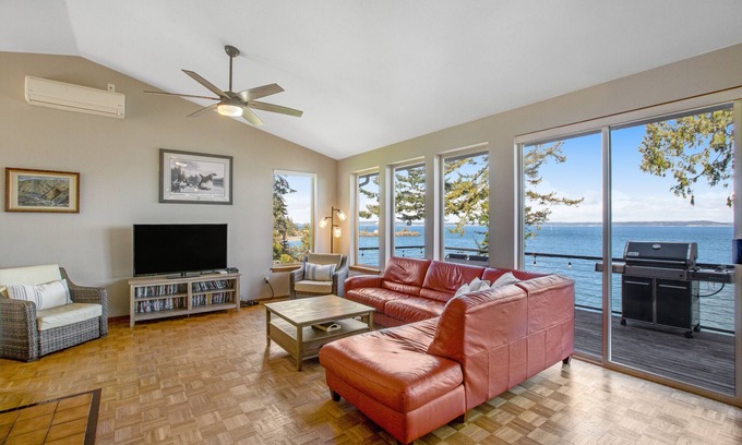 Port Ludlow Casa | Vistas impecables del sonido completo con jacuzzi y mesa de billar