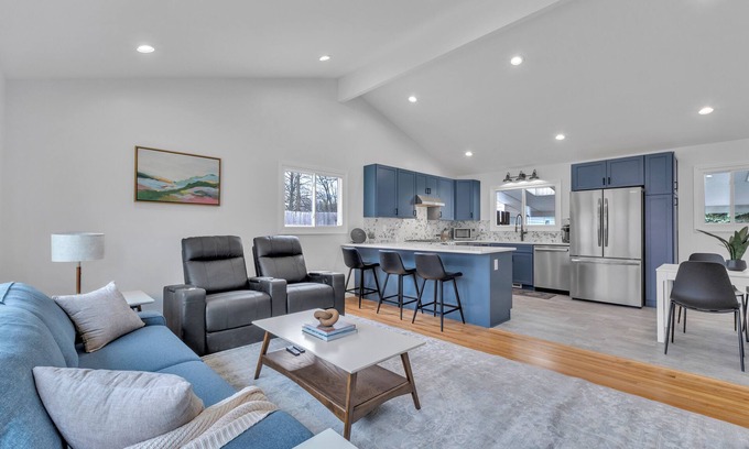 Allen Casa | Impeccably Designed Ann Arbor Home, 3 Bed 2 Bath, Quiet area, Close to Downtown