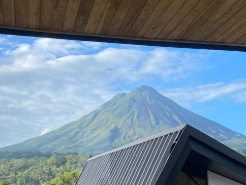 Aguas termales de Arenal Apartamento | Impresionantes vistas al Volcán Arenal, cine privado y ubicación ideal
