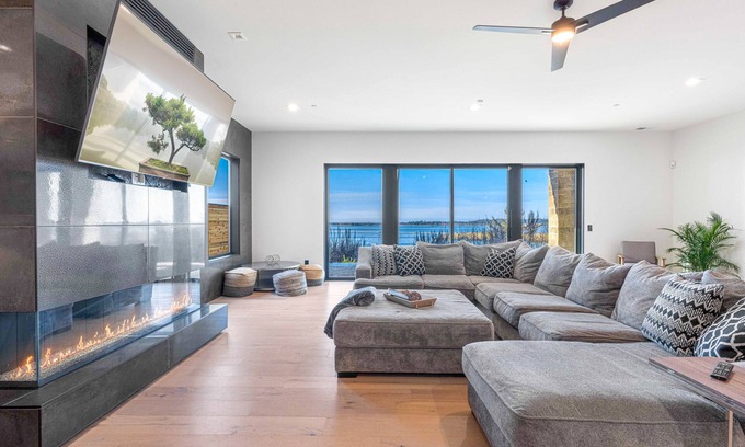 Coos Bay Casa | Impressive home w/ water view, 2 large decks, 2 living rooms & 2 master ensuites