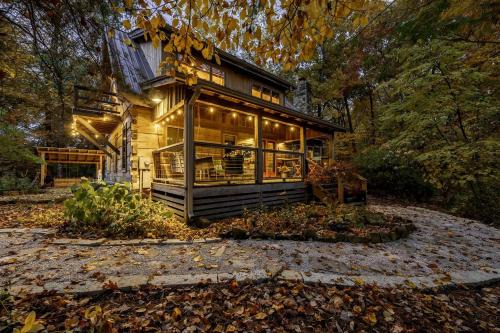 Unionville Casa | Impressive Log Cabin with Fireplace, Fire Pit and Hot-tub in Unionville, Indiana