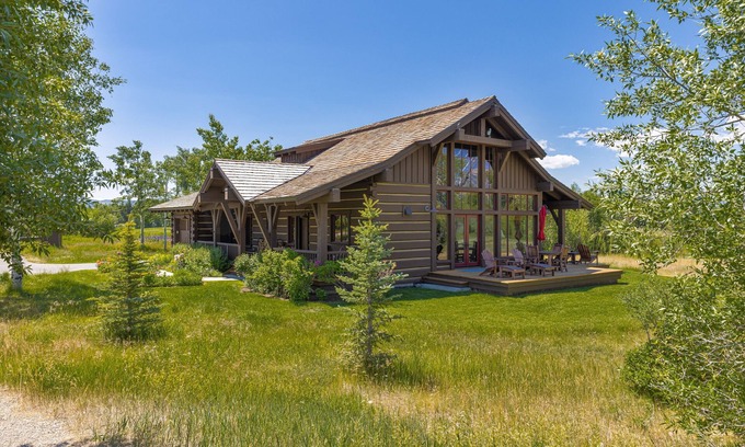 Jackson Hole Casa | Impressive mtn-view home near national parks with deck, fireplace, & streaming