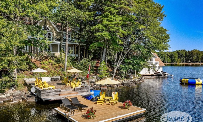 Bracebridge Cabaña | Impressive renovated 6 bed 4 bath Lake Muskoka cottage with captivating views!