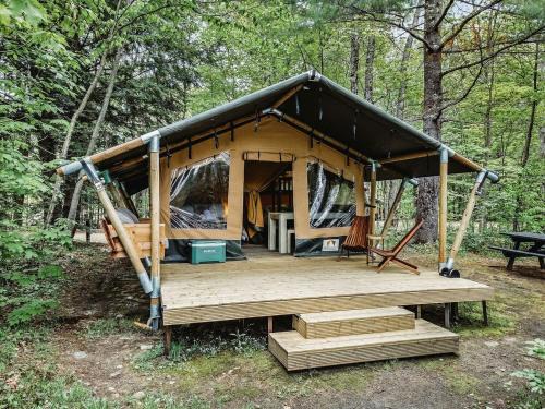 North Woodstock Otro | Impressive Safari Tent with Barbecue in North Woodstock, New Hampshire