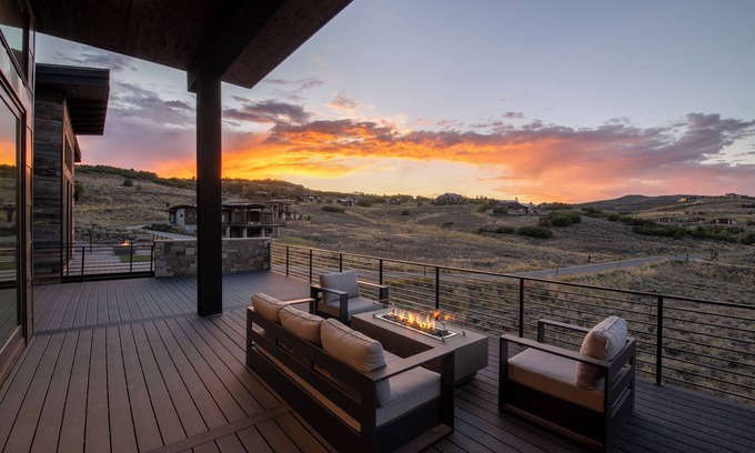 Tuhaye Casa | Impressive Tuhaye Home with Hot Tub, Home Theatre, and Sweeping Mountain Views