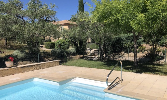 Mirabel-aux-Baronnies Casa | En un campo de olivos, casa para 6-7 personas con una gran piscina.