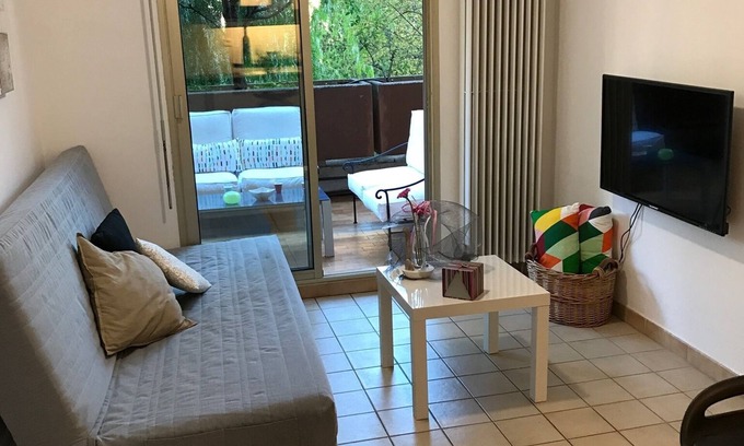Hyeres City Centre Apartamento | En una zona verde con piscina y pista