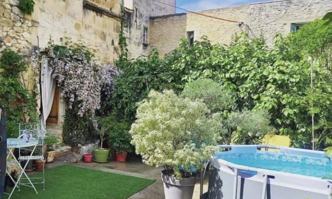 Montfrin Casa | In a historic 12th-century building