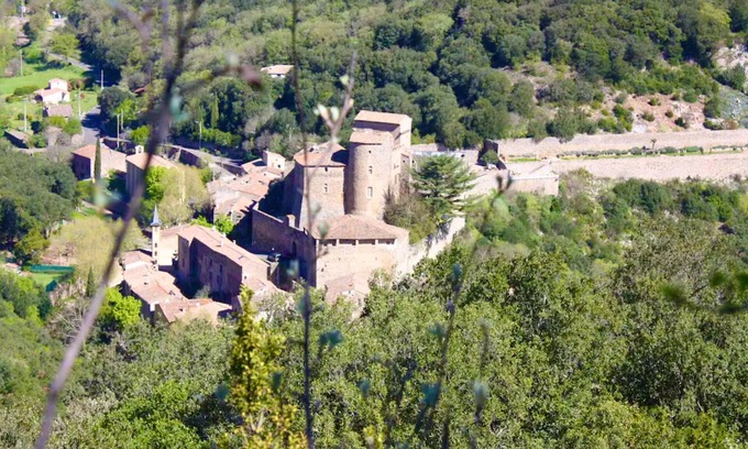Pezenes-les-Mines Apartamento | En un pueblo medieval, casa rural soleada y espaciosa, rodeada de naturaleza.