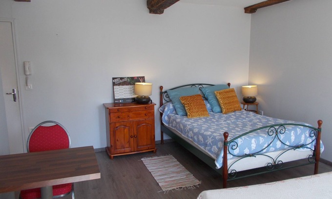 Remalard-en-Perche Apartamento | In an old mill studio by the river in the heart of the park of the perche