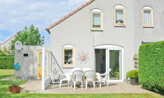 Breskens Casa | In Breskens, on vacation park Fort Soleil, you will find this semi-detached vacation home Zeezwaluw Nr 29 with a living comfort of approx. 103 m2.