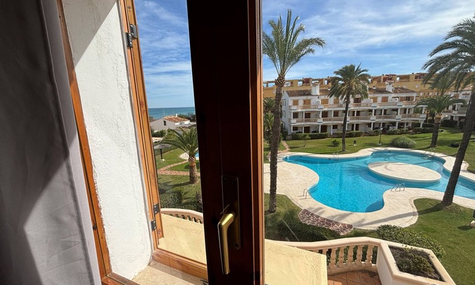Playa de la Almadrava Apartamento | En primera linea de la playa de Las Marinas
