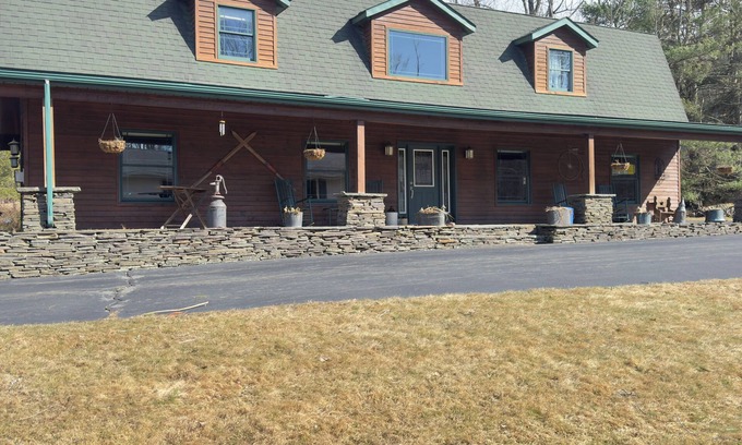 Paupack Casa | IN-GROUND POOL & FIREPIT, SLEEPS 10, BY LAKE WALLENPAUPACK