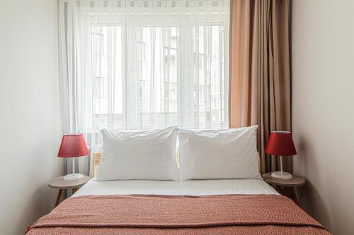 Mecidiyekoy Apartamento | In Istanbul Center, 1BR Bright Top-Floor Apt