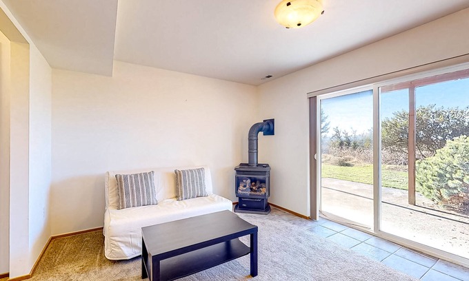 Oak Harbor Apartamento | In-Law suite with mountain views, patio, jetted tub, & full kitchen