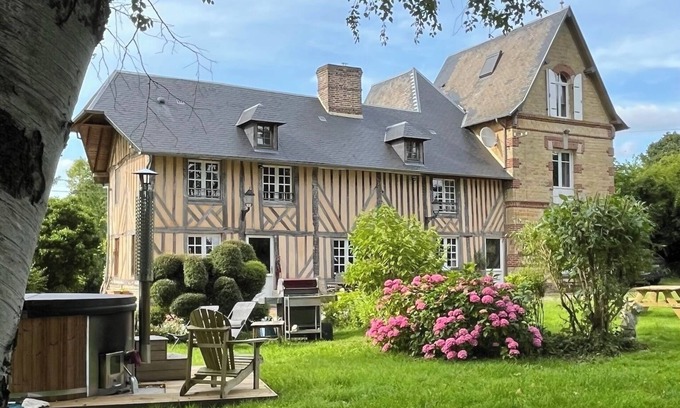 Sainte-Marguerite-de-Viette Cama Y Desayuno | In need of nature? Our Normandy estate with swimming pool and spa welcomes you!