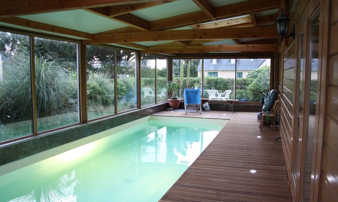 Penvenan Villa | En Port Blanc, gran y cálida casa de madera con piscina cubierta