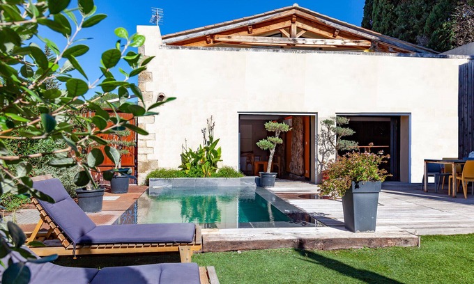 Alleins Casa | En Provenza, cerca del Luberon. Casa contemporánea con piscina privada climatizada.