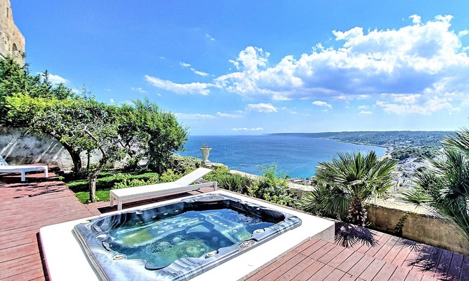 Castro Marina Chalet De Esquí | Outdoor jacuzzi in old town w/ fantastic sea view