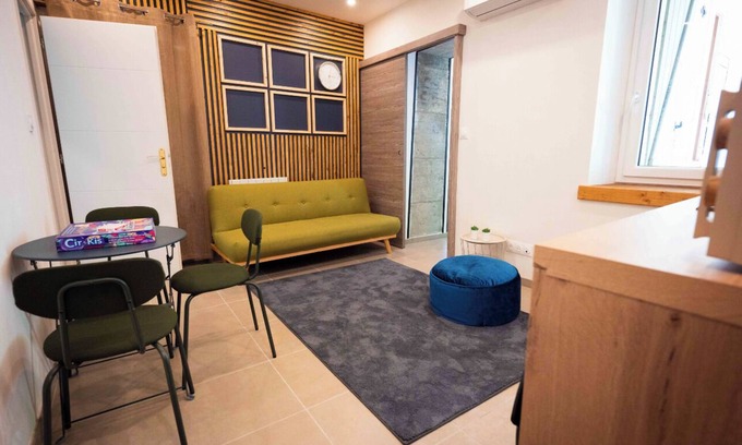 Aix-les-Bains City Center Apartamento | In the center of town, charming 2-room apartment on the ground floor, with parking space.