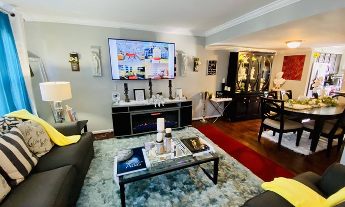 Montgomery Village Casa | In the DC-VA-MD area? Stay in lux and comfort at the Beautiful Empress Lounge
