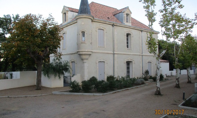 Lezignan-la-Cebe Villa | En los terrenos del antiguo castillo, donde lo viejo se encuentra con lo nuevo
