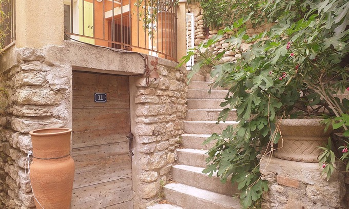 Fontaine-de-Vaucluse Casa | In the heart of Fontaine de Vaucluse, house overlooking the Sorgue river
