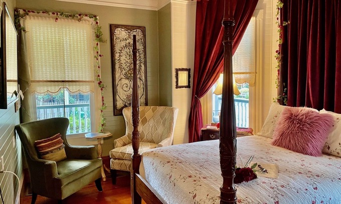 Historic Downtown Apalachicola Casa | Vintage Rose Suite en la joya histórica majestuosa de Apalachicola.