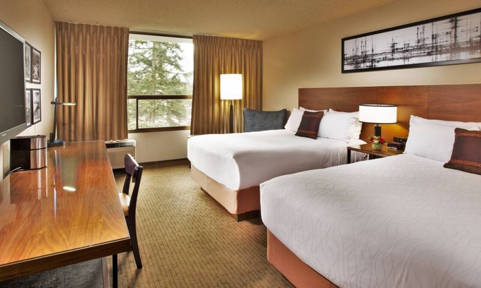 Wilburton Casa | In The Heart of Bellevue Attractions! Pets Allowed, Free Parking, Onsite Pool