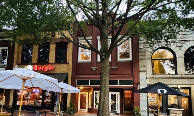 Spartanburg Apartamento | In the heart of downtown Spartanburg! Literally! Steps to restaurants and shops!